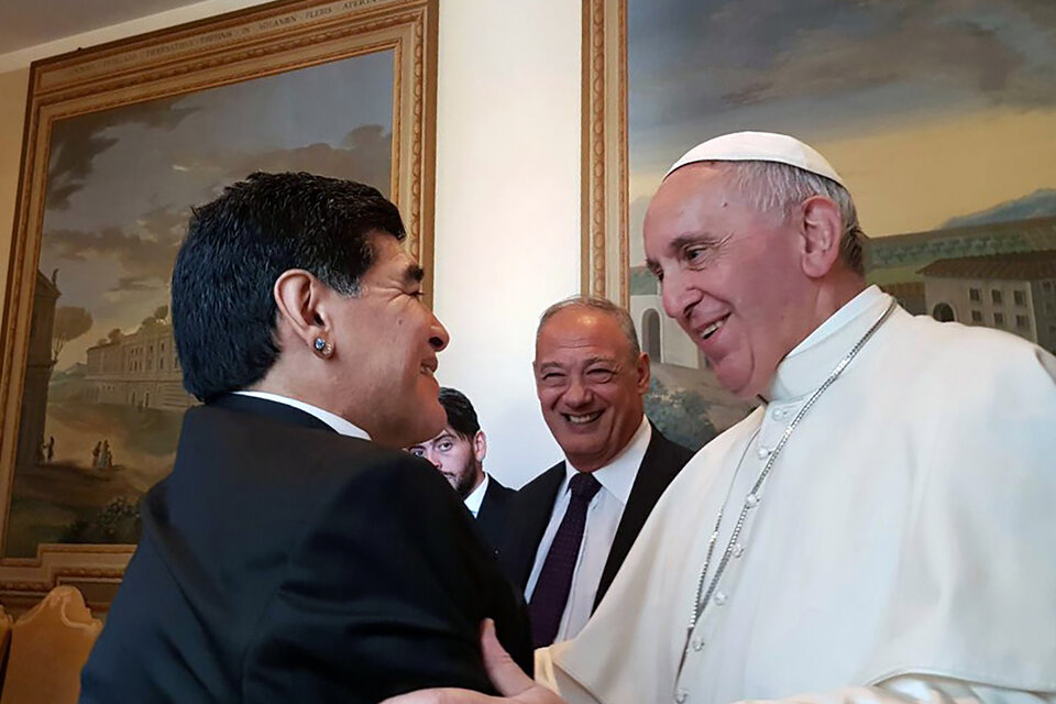 El papa Francisco fue uno de los tantos líderes del mundo que recordó sus encuentros con Maradona. (Fuente: AFP)