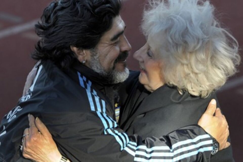 El sentido abrazo de Maradona con Estela de Carlotto en las eliminatorias para el Mundial 2010. (Fuente: AFP)