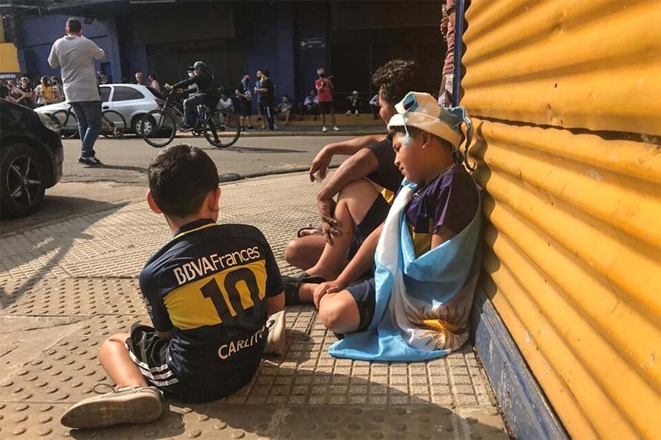 Una imagen de La Boca poco después de que se conociera la muerte de Maradona. 