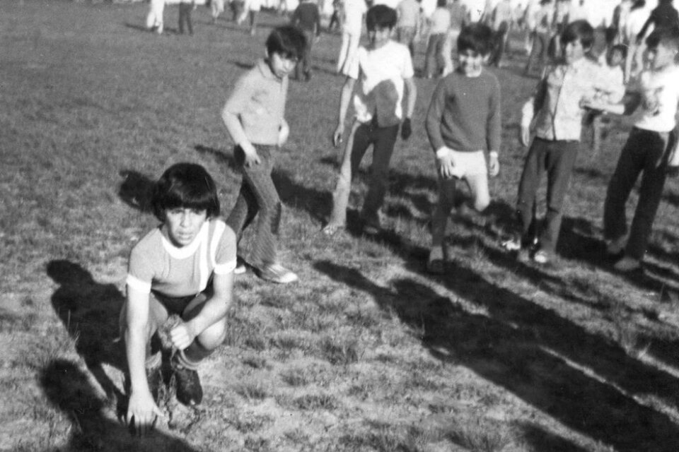 Maradona con Los Cebollitas, el equipo que lo lanzó a la fama. (Fuente: Libro de Francis Cornejo)