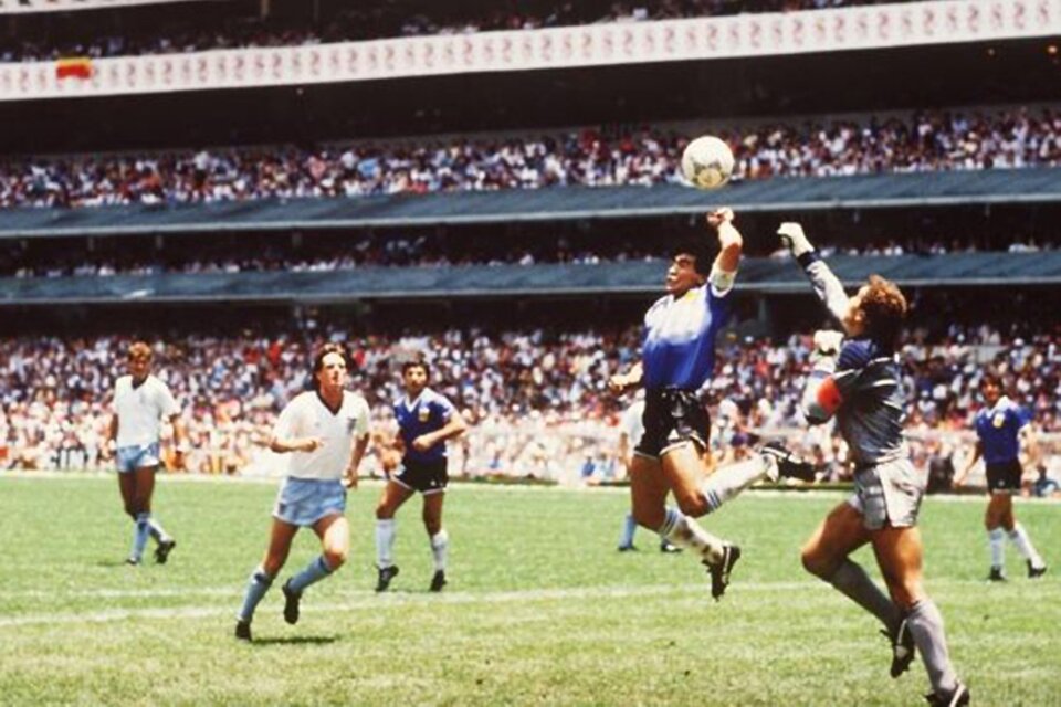 Maradona, y su gol con la mano a los ingleses. (Fuente: AFP)