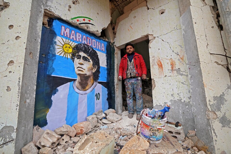 El pintor Aziz Al-Asmar representó la figura del Diez en el muro de una vivienda destruida al noroeste de Siria. (Fuente: AFP)