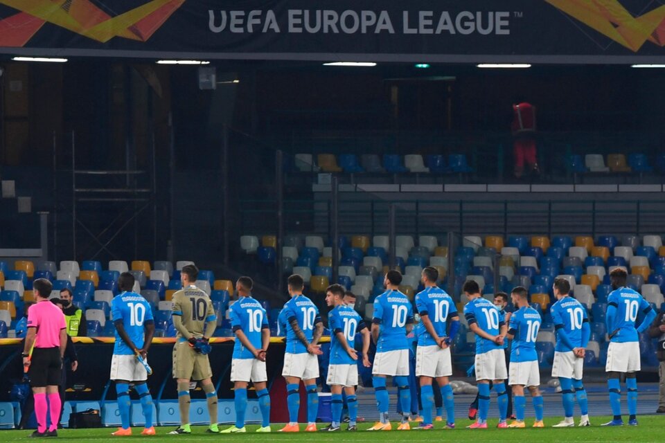 Los jugadores del Napoli, todos con la camiseta de Maradona. (Fuente: Captura de TV)