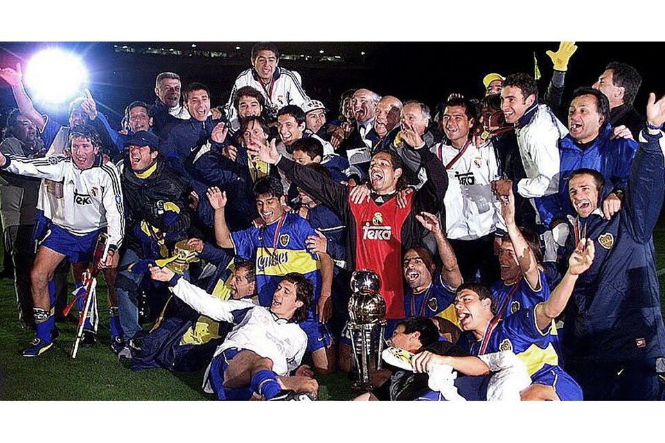 El festejo de un equipo que logró algo que parecía imposible, vencer al poderoso Real Madrid de Figo y Raúl. (Fuente: AFP)