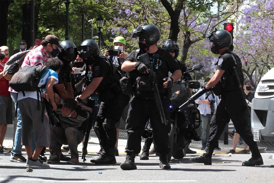 La represión de la Policía de la Ciudad terminó con 11 personas imputadas, de las cuales 9 ya fueron liberadas. (Fuente: Bernardino Avila)
