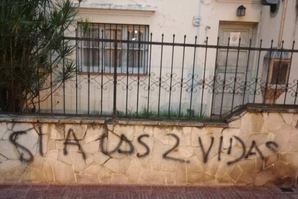 Antiderechos vandalizaron la casa de una referenta feminista