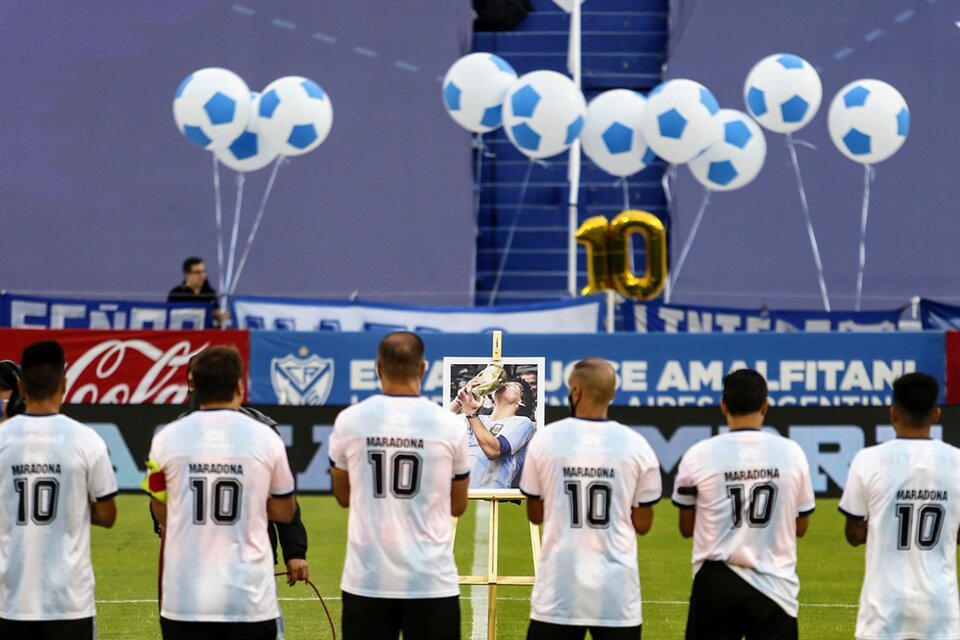 El homenaje del plantel de Gimnasia a Maradona. (Fuente: Télam)