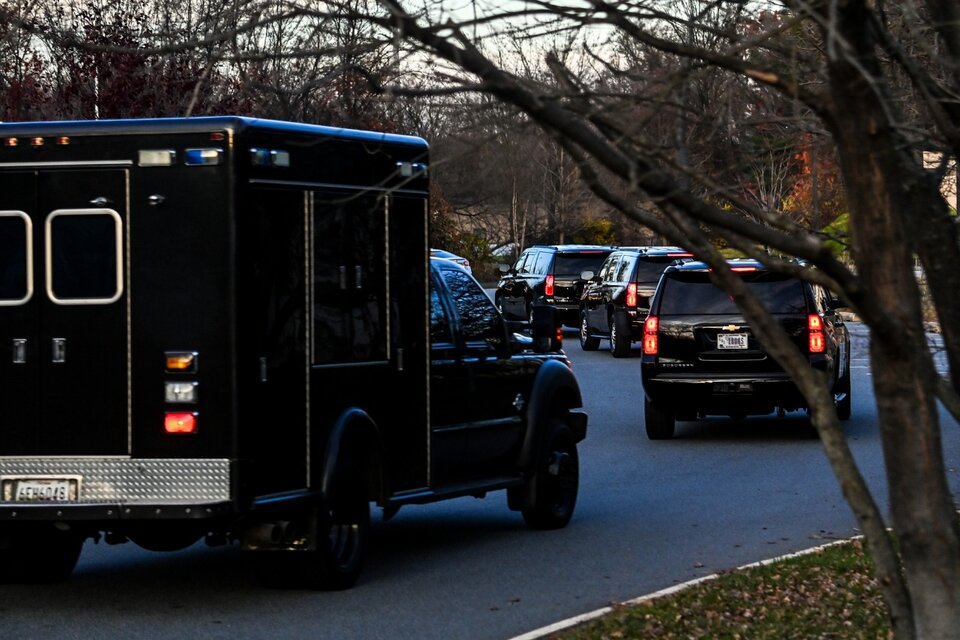 Una ambulancia escoltada por el servicio secreto llevó a Biden al hospital. (Fuente: AFP)