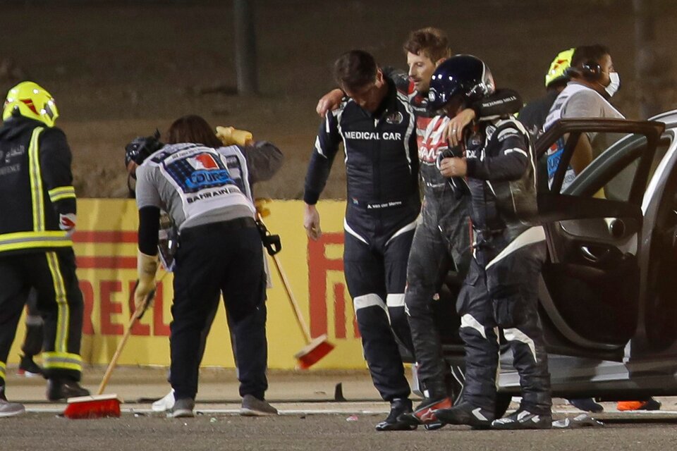 Grosjean es asistido en el Gran Premio de Bahrein. (Fuente: AFP)