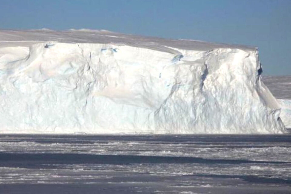 El A68a, el iceberg más grande del mundo, en su camino hacia la isla de San Pedro, en el Atlántico Sur.