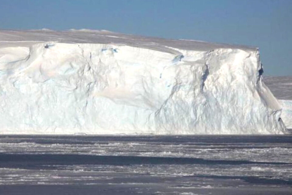 El A68a, el iceberg más grande del mundo, en su camino hacia la isla de San Pedro, en el Atlántico Sur. (Fuente: DPA)