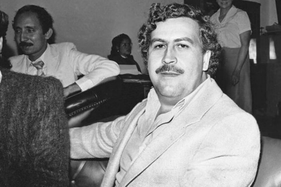 En 1993, la policía colombiana encuentra en Medellín a Pablo Escobar Gaviria y lo mata cuando trata de huir. El narcotraficante más famoso del mundo se había fugado en junio de 1992 de la cárcel de Envigado. 