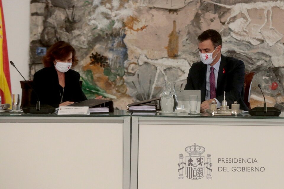 Pdro Sánchez (der.) encabeza una reunión de gabinete en el palacio de la Moncloa. (Fuente: EFE)