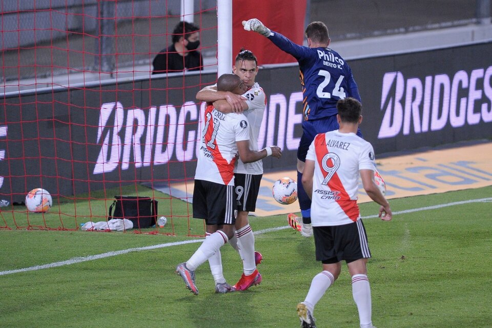 Borré abraza a De la Cruz luego del gol del uruguayo. (Fuente: Fotobaires)
