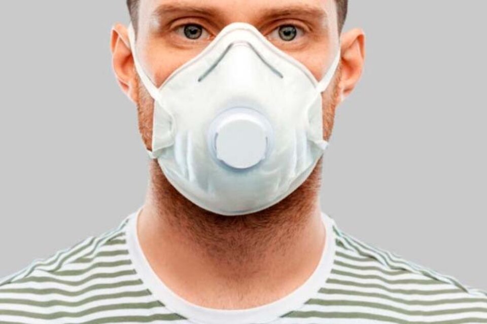 En la nueva guía de sugerencias se advierte que el usuario de ese tipo de mascarilla podría exhalar aire no filtrado de manera eficaz.