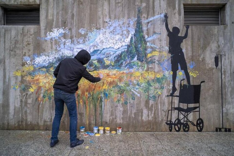 Pejac, considerado "el Banksy español", mientras hacía una de las tres obras.  (Fuente: El Diario Montañés)