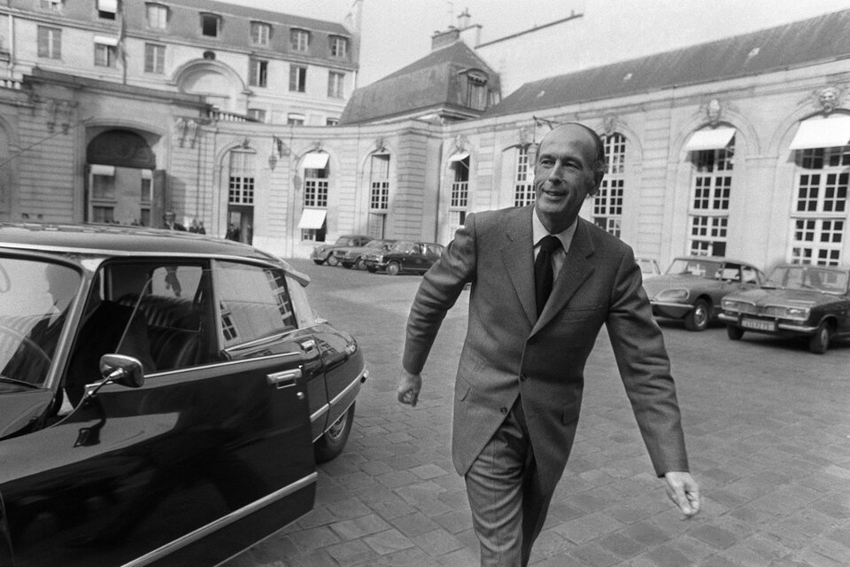 Esta foto de archivo tomada el 8 de abril de 1974 muestra al entonces candidato presidencial Valery Giscard d'Estaing saliendo del Hotel Matignon donde acaba de anunciar su renuncia como ministro de Finanzas durante la campaña electoral.  (Fuente: AFP)