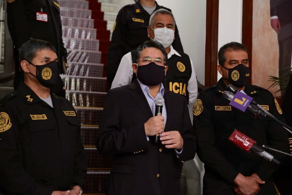 Poco antes de renunciar Vargas anuncia la captura de presuntos senderistas.