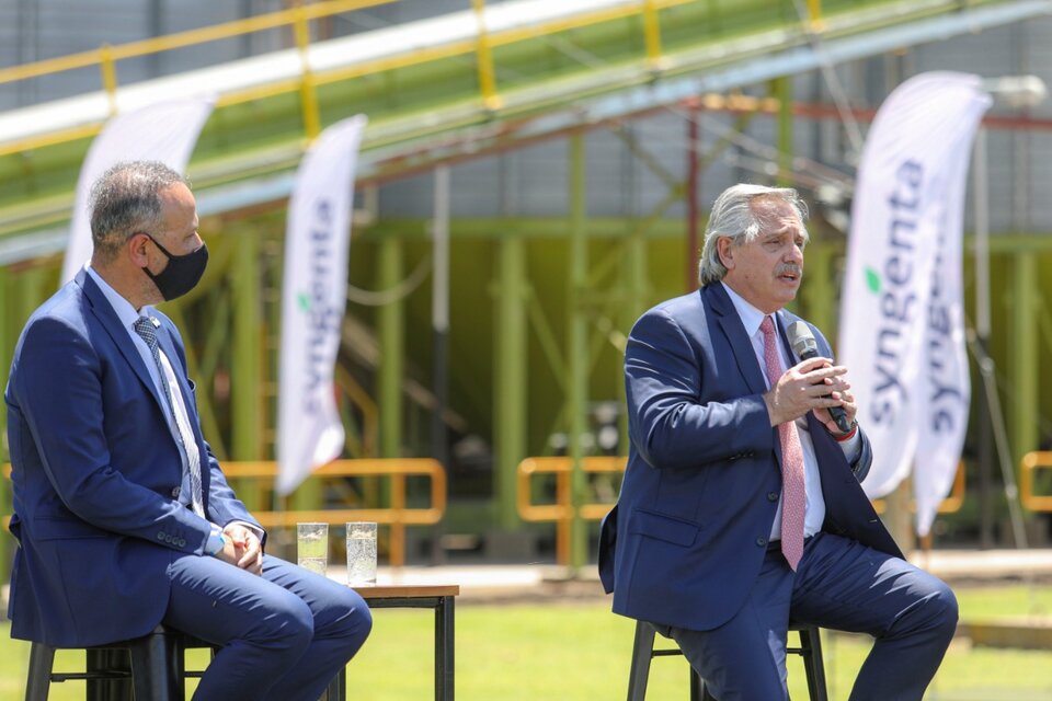 El presidente Alberto Fernández visitando Syngenta.