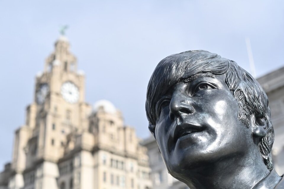 Estatua de Lennon (y los otros Beatles) en Liverpool. (Fuente: AFP)