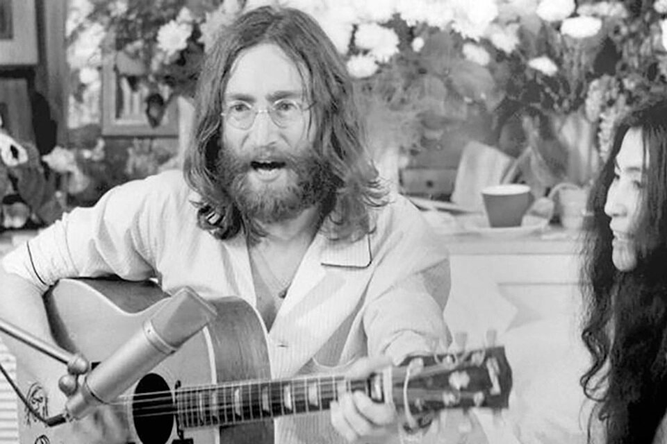 John y Yoko, en uno de los "bed-ins" por la paz.