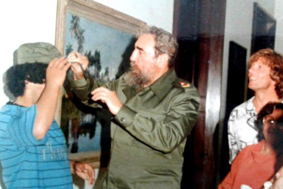 Fidel le regala su gorra a Diego. Signorini y Doña Tota miran la escena.