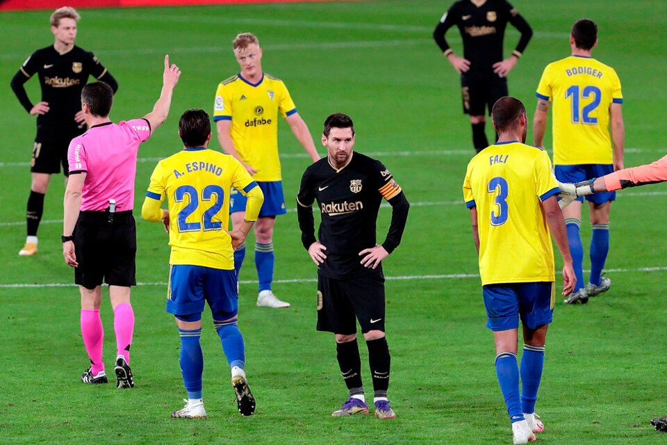 La mirada perdida de Messi, ante una nueva derrota de Barcelona. (Fuente: EFE)