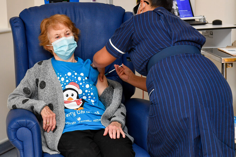 Margaret Keeanan, una mujer de 90 años, fue la primera en recibir la vacuna contra el coronavirus en el Reino Unido. (Fuente: AFP)