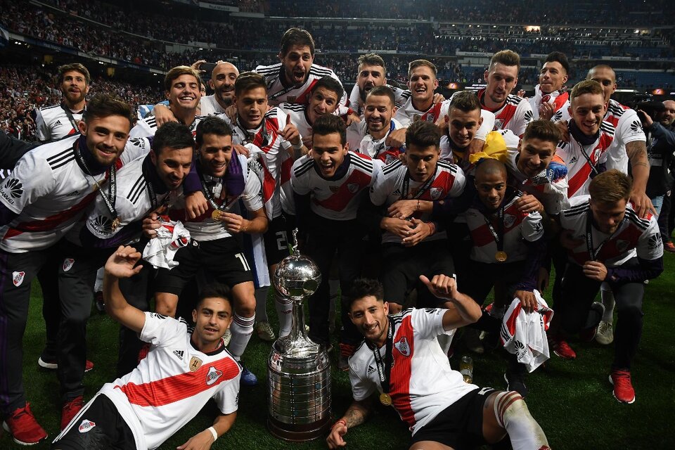 Los jugadores de River festejan la Copa dos años atrás en Madrid.