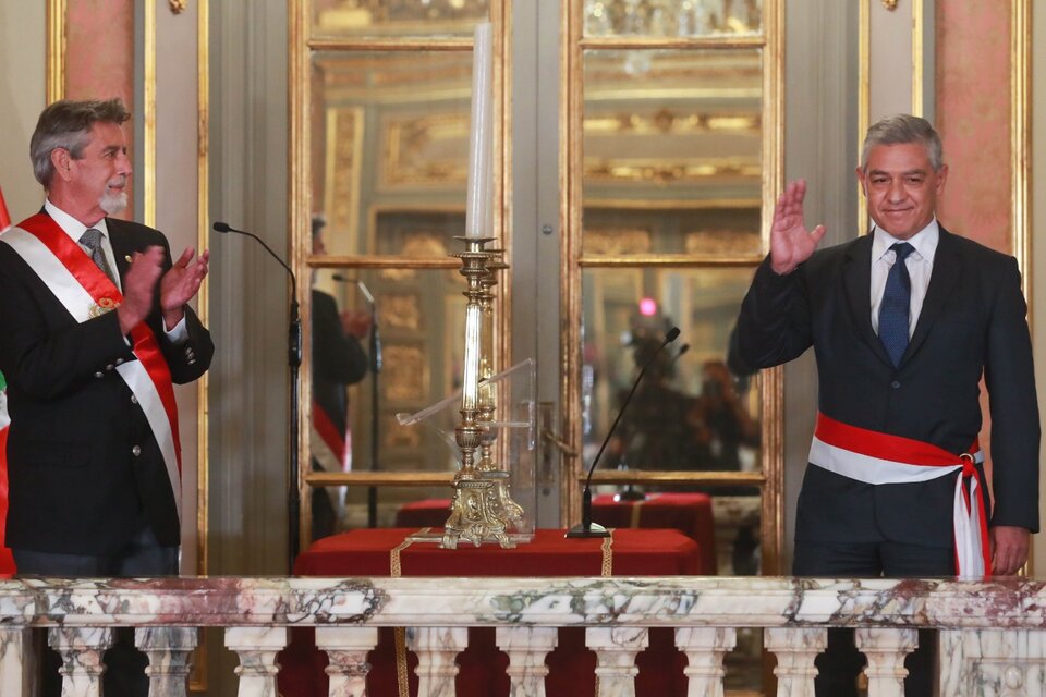 Sagasti (izq.) toma juramento a Elice,su tercer ministro del Interior. (Fuente: AFP)