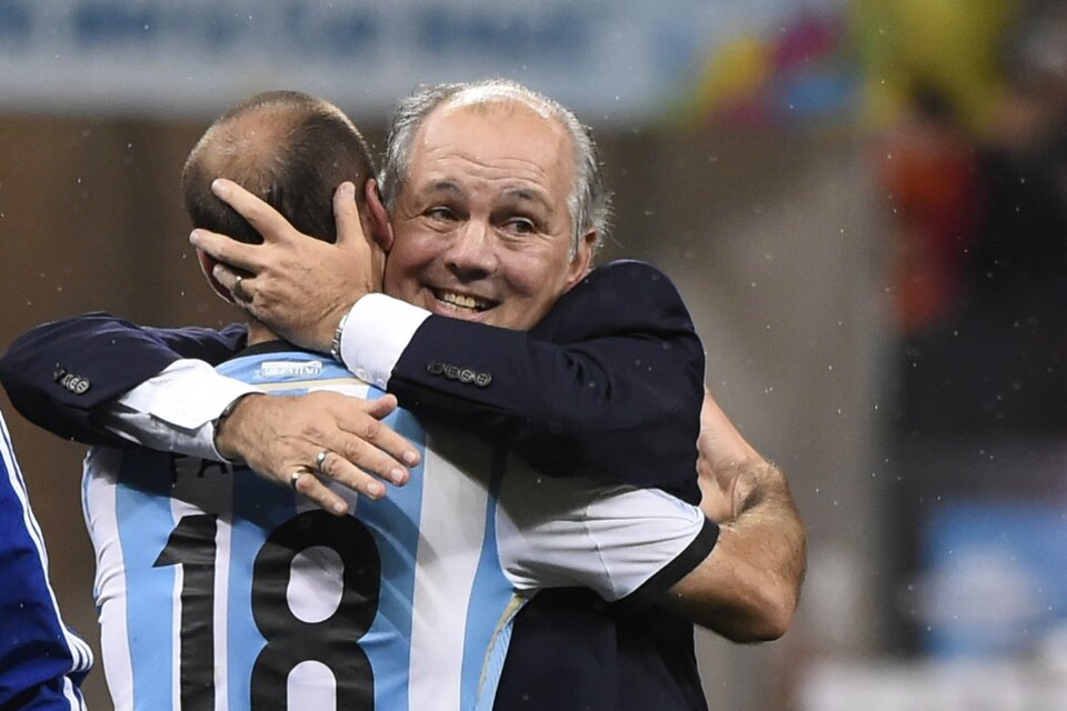Sabella se abraza con Rodrigo Palacio durante el Mundial 2014.