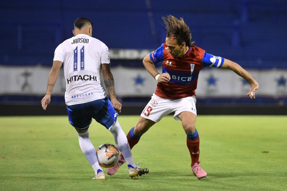 Lucas Janson busca la pelota ante un rival chileno.