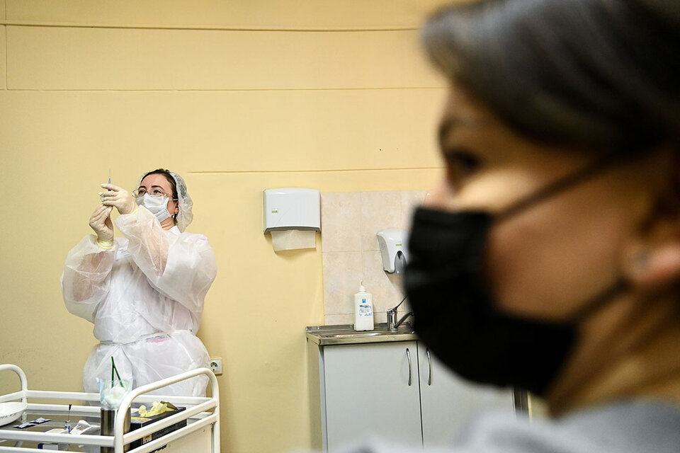 Un enfermera aplica la vacuna Sputnik en un hospital de Moscú. (Fuente: AFP)