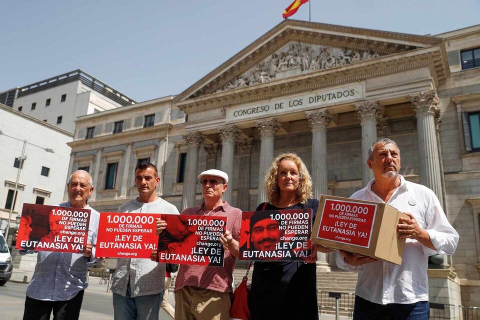 Activistas e favor de la eutanasia se manifiestan frente al Congreso español. (Fuente: EFE)