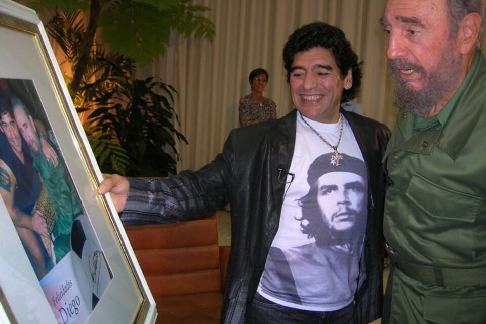 Diego Maradona con Fidel Castro con la omnipresente presencia del Che Guevara.