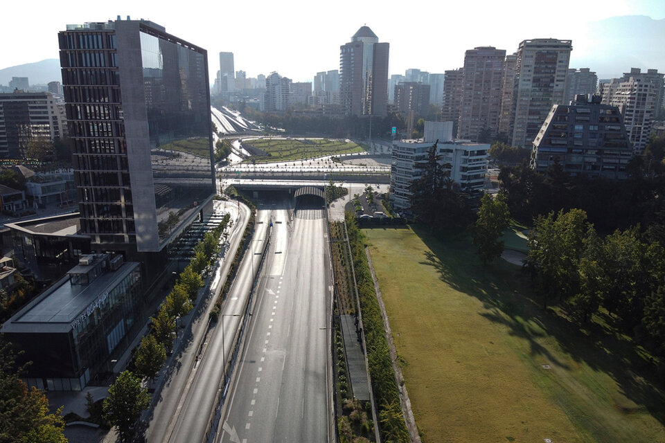 Una imagen de Santiago sin autos, por la cuarentena.  (Fuente: AFP)