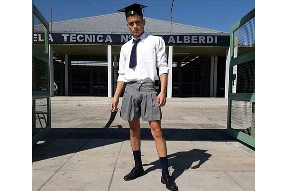 Discriminación en la escuela: fue con pollera al acto de graduación y lo obligaron a ponerse pantalón  (Fuente: IG/Luis.Villafa)