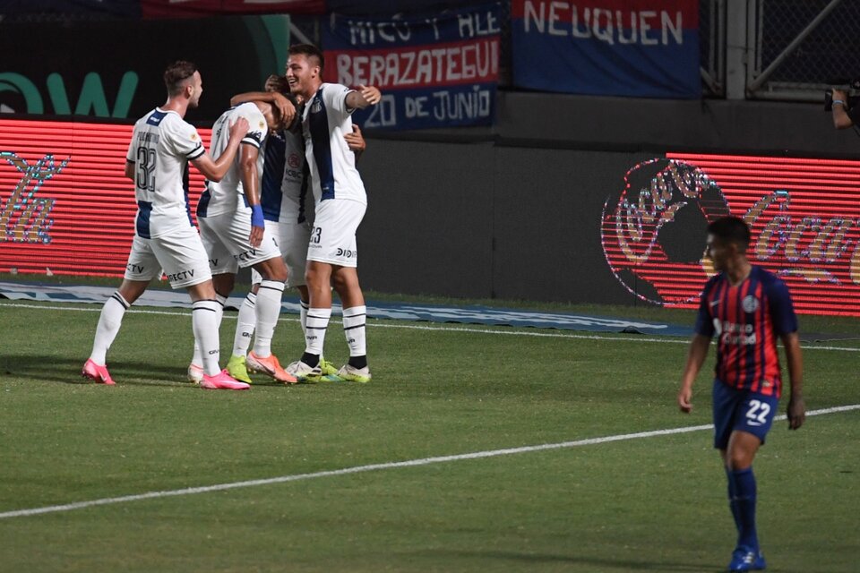 Los jugadores de Talleres festejan el segundo gol. (Fuente: Fotobaires)