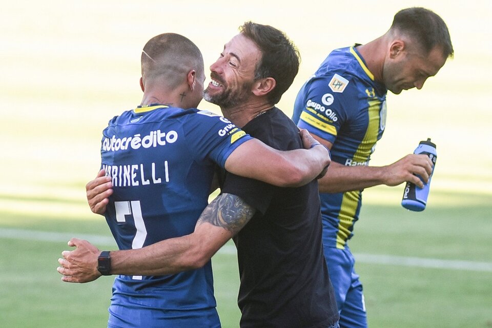 Marinelli recibe el saludo del Kily González tras el primer gol. (Fuente: NA)