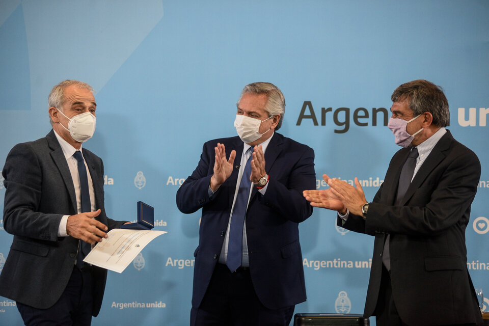 Alberto Fernández y Roberto Salvarezza le entregaron el premio al Investigador de la Nación a Fernando Héctor Andrade, del INTA. (Fuente: Presidencia)