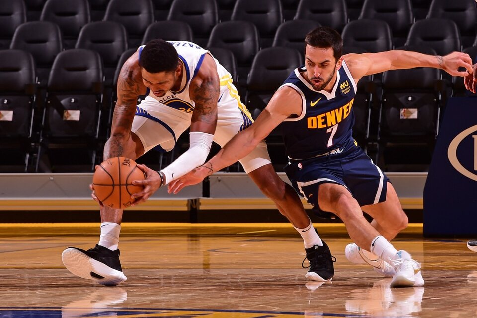 Campazzo exige Kent Bazemore, de los Warriors. (Fuente: AFP)