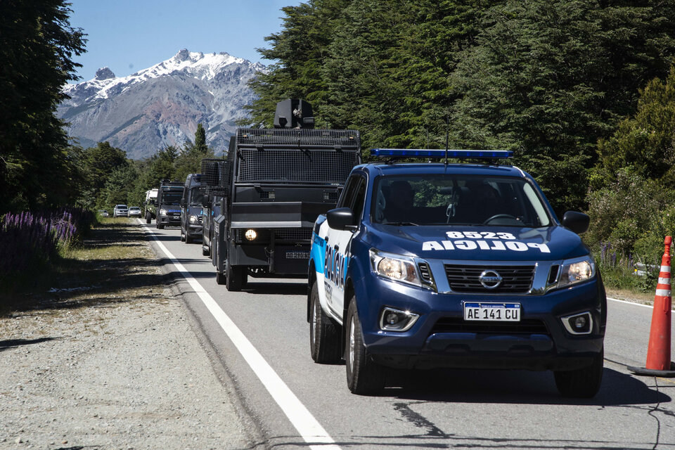 Pasadas las 7.30 comenzaron a llegar  patrulleros y vehículos de la Policía Federal Argentina a las inmediaciones de la Lof mapuche de Villa Mascardi, a unos 35 kilómetros de Bariloche, para concretar una inspección ocular. (Fuente: Télam)