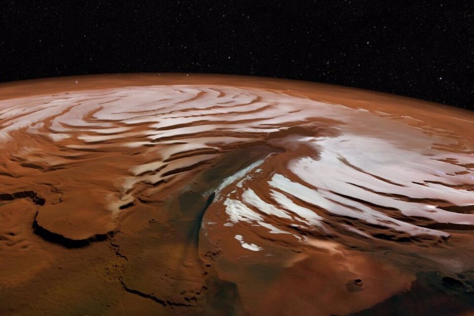 Científicos descubrieron un reservorio de hielo en Marte compuesto por agua casi pura.