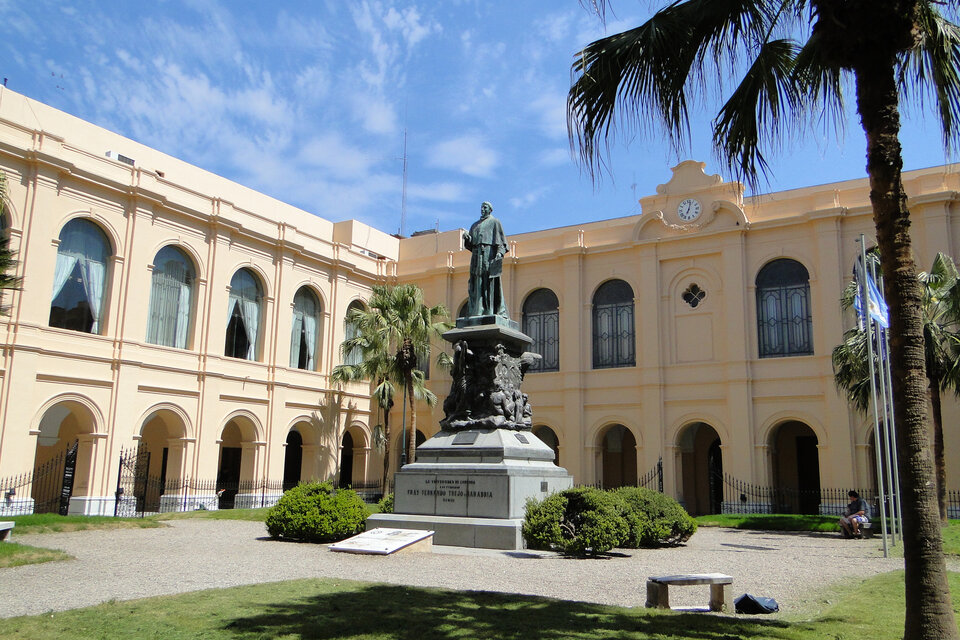 Rechazo histórico en la Universidad de Córdoba a dos abogados cómplices con la dictadura