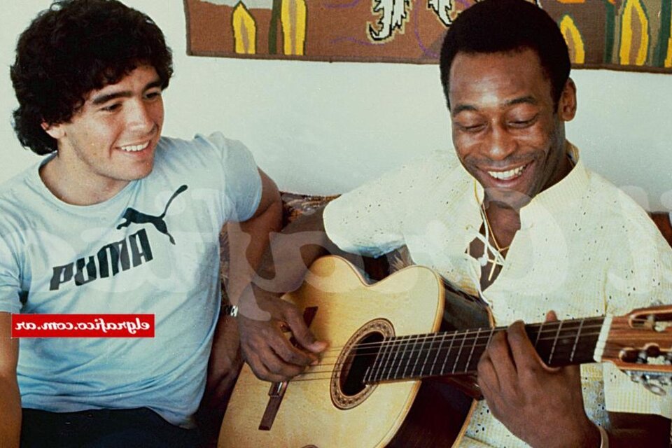 Pelé toca la guitarra y Maradona lo mira con asombro.  (Fuente: Archivo El Gráfico)