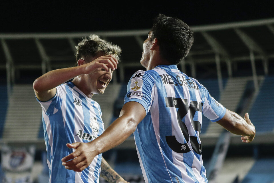 Melgarejo recibe el abrazo de Fértoli luego de marcar el gol del triunfo. (Fuente: AFP)