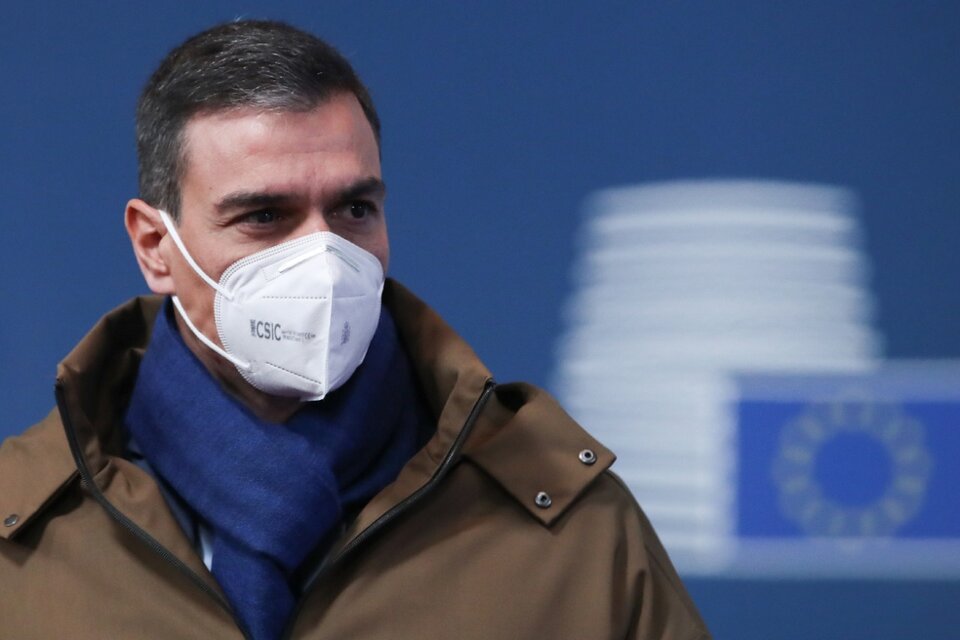 Tras estar con Macron, quien tiene coronavirus, el presidente de España, Pedro Sánchez, se aisló hasta el 24 de diciembre. (Fuente: AFP)