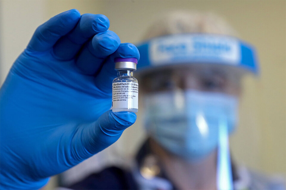 La FDA instruyó a hospitales y farmacias de todo el país a aprovechar las dosis extra de la primera vacuna autorizada "de emergencia" en EE.UU. (Fuente: AFP)