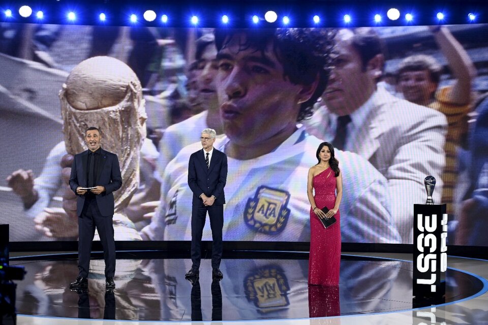 Homenaje a Diego Maradona durante la entrega de los premios The Beste de la FIFA. (Fuente: AFP)
