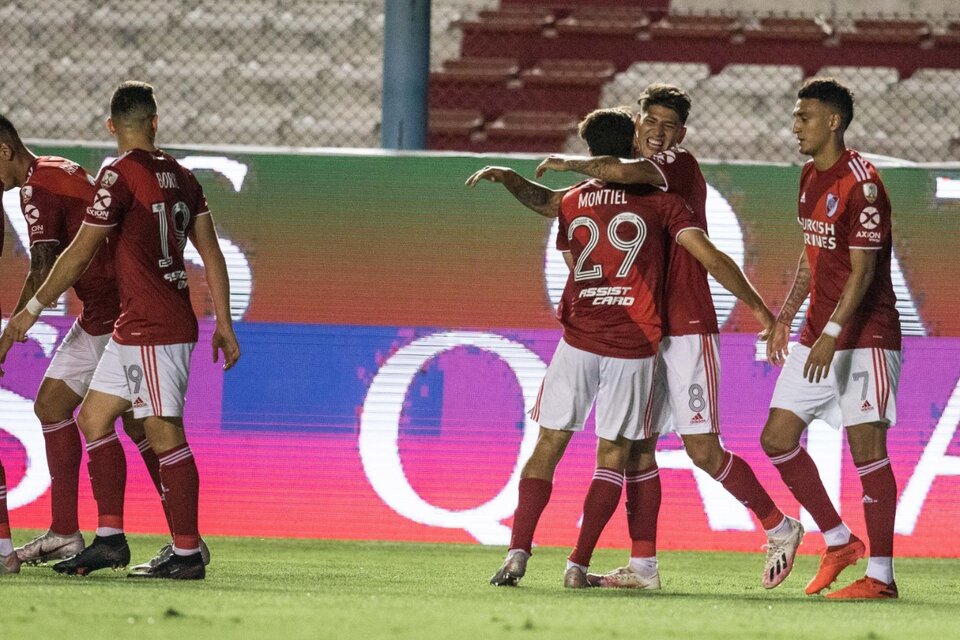 Carrascal festeja con sus compañeros luego de marcar su gol. (Fuente: Télam)